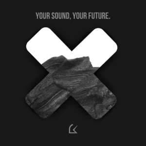 Capa padrão da Locke Ghost Producer com um símbolo "X" centralizado, metade em branco puro e metade com uma textura abstrata de preto fosco e granulado, criando um contraste visual marcante. A mensagem "YOUR SOUND, YOUR FUTURE" aparece no topo em fonte cinza sofisticada, enquanto a logo da Locke Ghost Producer está posicionada na parte inferior. A arte complementa a faixa com bateria, kick e baixo sólidos, inspirada em Melodic Techno, Progressive House e House, com referências a ARTBAT, RÜFÜS DU SOL e Adriatique.