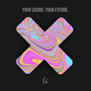 Capa padrão da Locke Ghost Producer com um símbolo "X" centralizado, preenchido por uma arte abstrata em tons vibrantes de rosa, amarelo e azul, criando um efeito psicodélico e hipnótico. A mensagem "YOUR SOUND, YOUR FUTURE" aparece no topo em fonte cinza moderna, enquanto a logo da Locke Ghost Producer está posicionada na parte inferior. A arte reflete a faixa com bateria, kick e baixo impactantes, inspirada em Melodic Techno, Progressive House e Deep House, com referências a Stephan Bodzin, Tale of Us e Boris Brejcha.